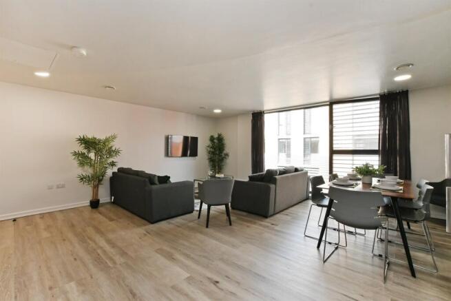 5 bed Apartment to rent Image 12