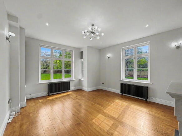 5 bed Detached for sale Image 4