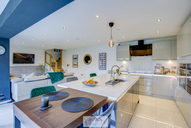 5 bed Detached for sale Image 11