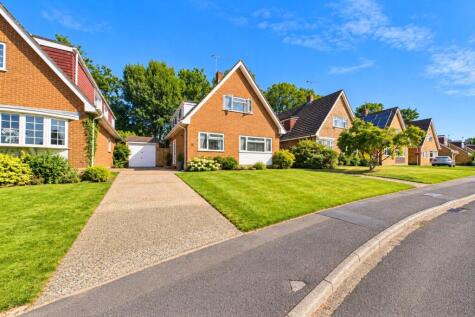 Keswick Drive, Lightwater, Surrey, GU18