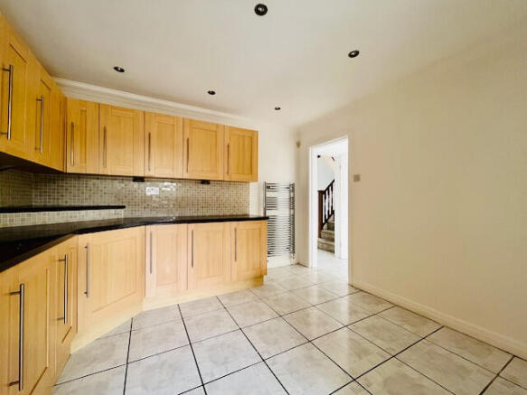 4 bed Detached to rent Image 12