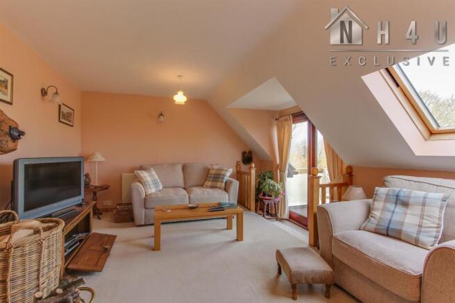 FIRST FLOOR LOUNGE: