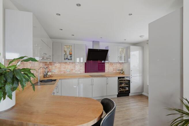 8/13 Portland Gardens, The Shore,Edinburgh, EH6 6NJ photo 4