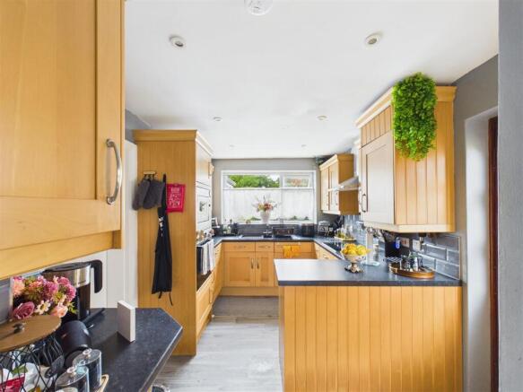 3 bed House for sale Image 4