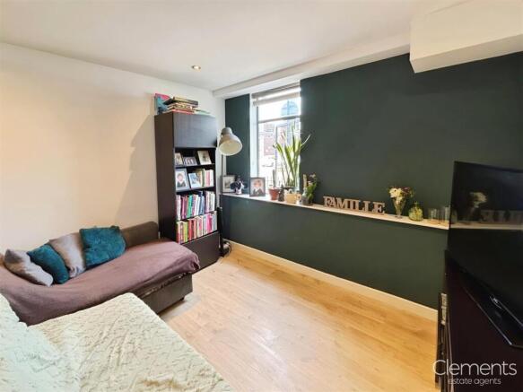 1c87e067-Living 202.jpg