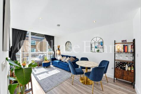 Times Square, City Quarter, Gowers Walk, Aldgate, London, E1