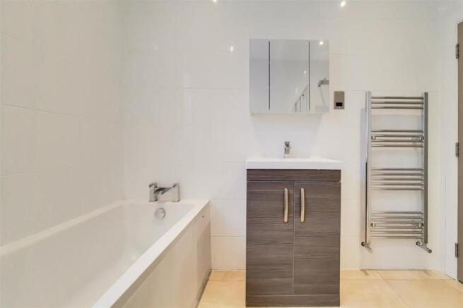 20_Bathroom-1.jpg