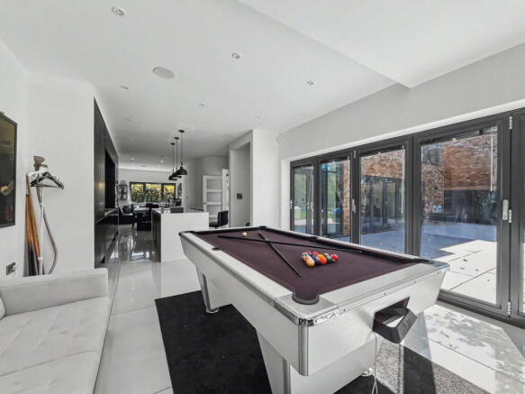 5 bed Detached for sale Image 7