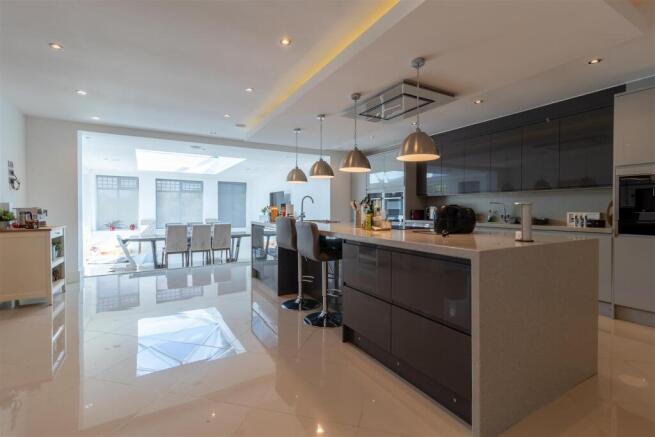 7 bed House to rent Image 5