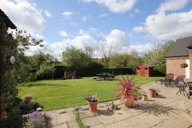 EXTENSIVE SOUTH-FACING REAR GARDEN