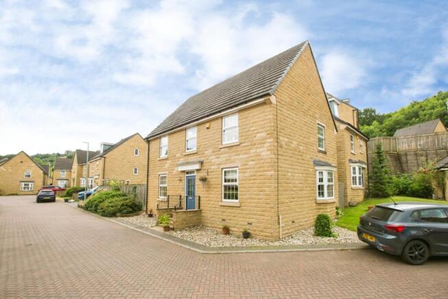 4 bed Detached for sale Image 8