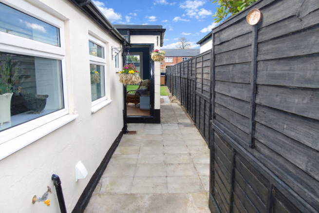 4 bed Semi-Detached to rent Image 5