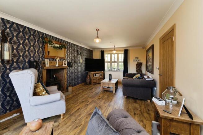4 bed Detached for sale Image 6