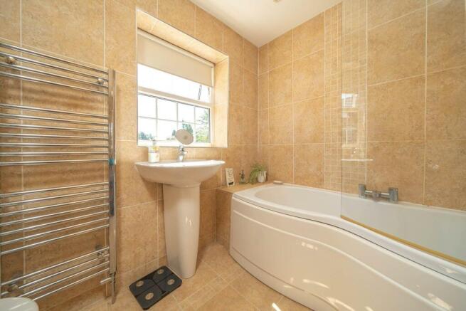 Bathroom (First floor)