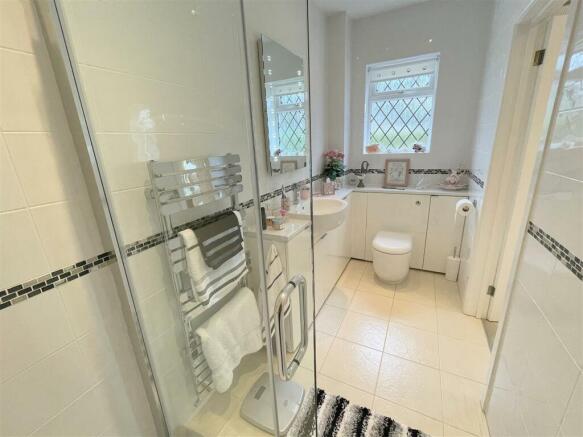 Ground floor bed ensuite.jpg
