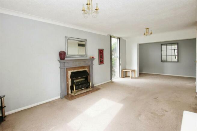 LOUNGE / DINING ROOM
