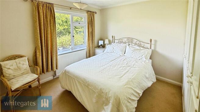 4 bed Bungalow for sale Image 7