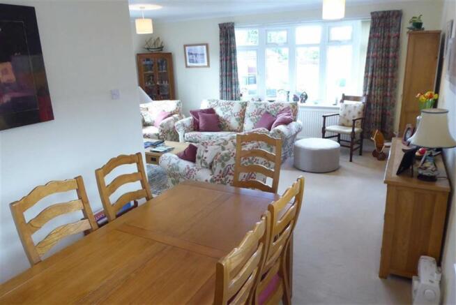 L-SHAPED LOUNGE/DINING ROOM