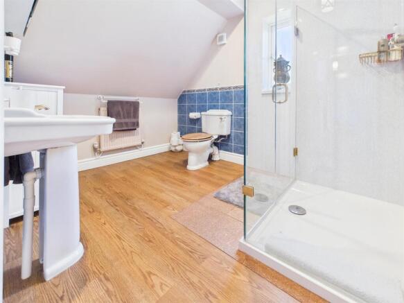 FAMILY SHOWER ROOM