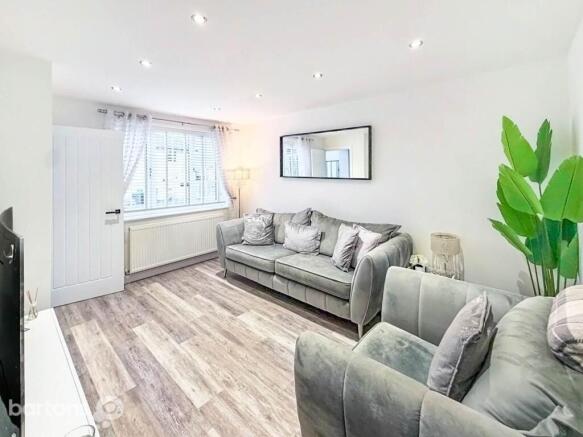 4 bed House for sale Image 4