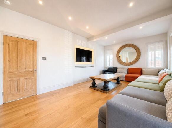 4 bed Apartment for sale Image 10