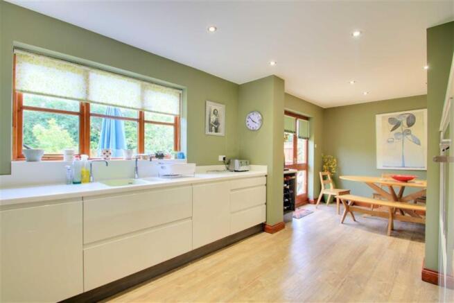 KITCHEN/BREAKFAST AR