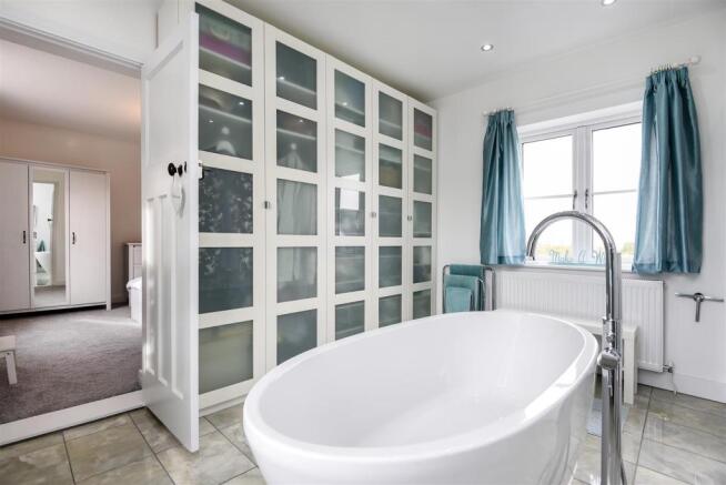 En-Suite 2.JPG