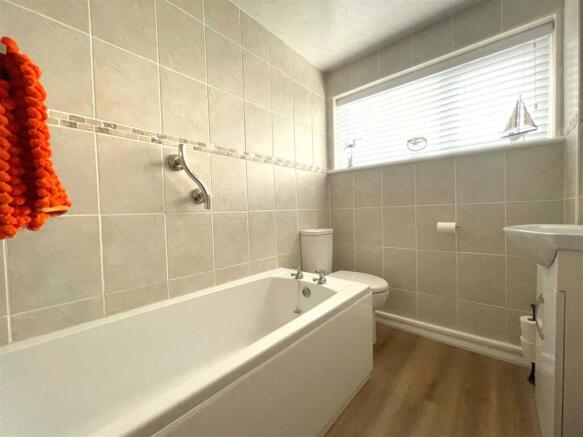 Bathroom (GF)