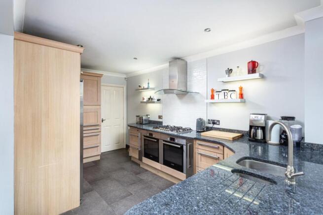 5 bed Detached for sale Image 6