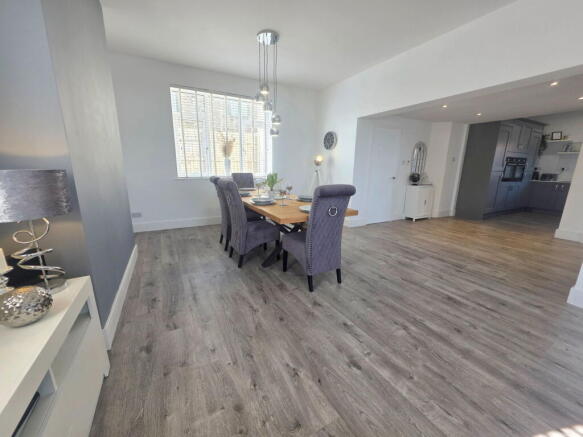 5 bed Detached for sale Image 7