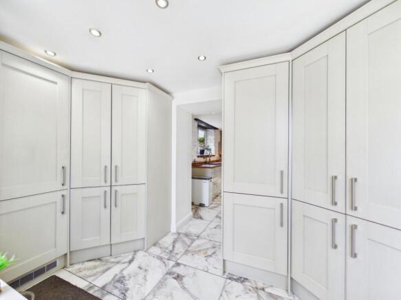 5 bed Detached for sale Image 11