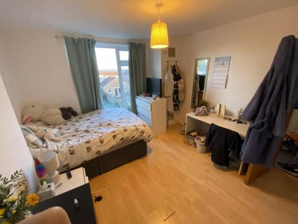 Bright, well-appointed double bedroom with a la...