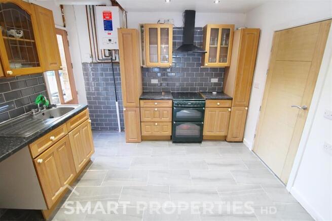 4 bed House to rent Image 5