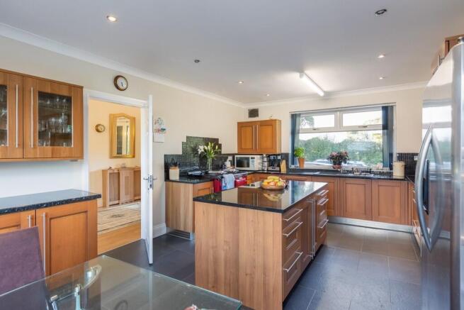 5 bed Detached for sale Image 6