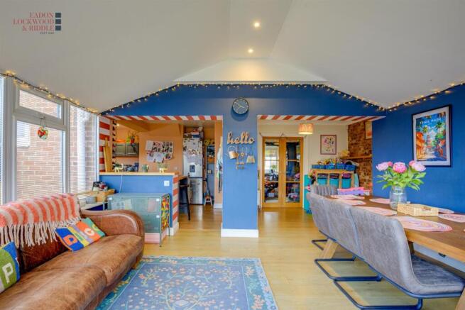4 bed Semi-Detached for sale Image 10