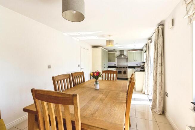 4 bed Detached for sale Image 8