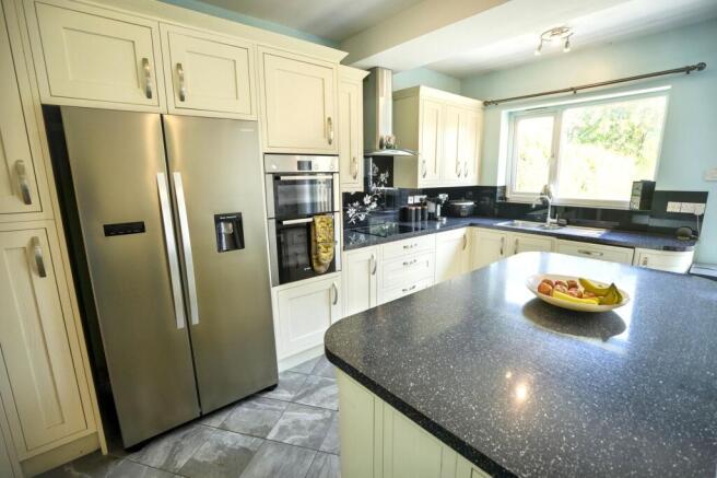 4 bed Detached for sale Image 8
