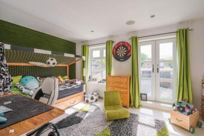 4 bed Terraced to rent Image 8