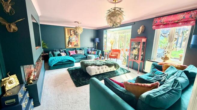 5 bed Detached for sale Image 10