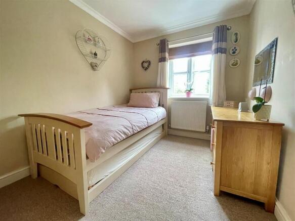4 bed House for sale Image 11