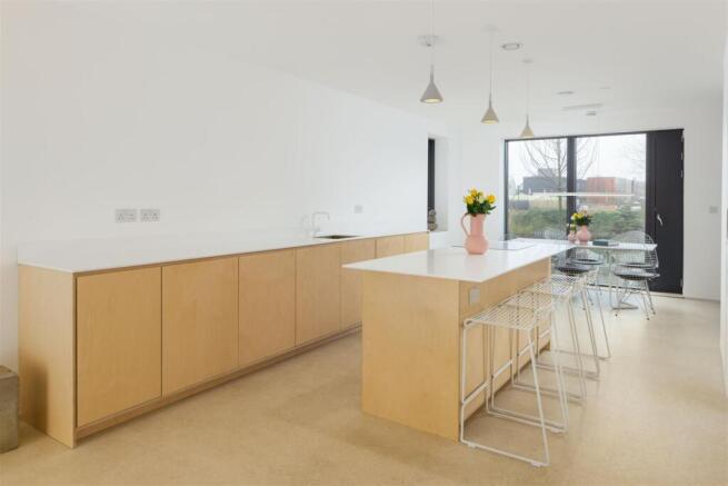 3 bed Town House for sale Image 9