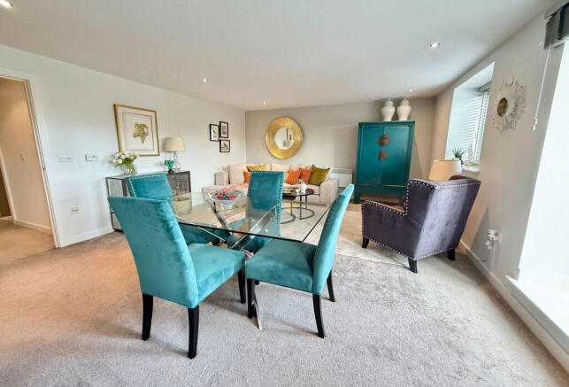 3 bed Apartment for sale Image 6