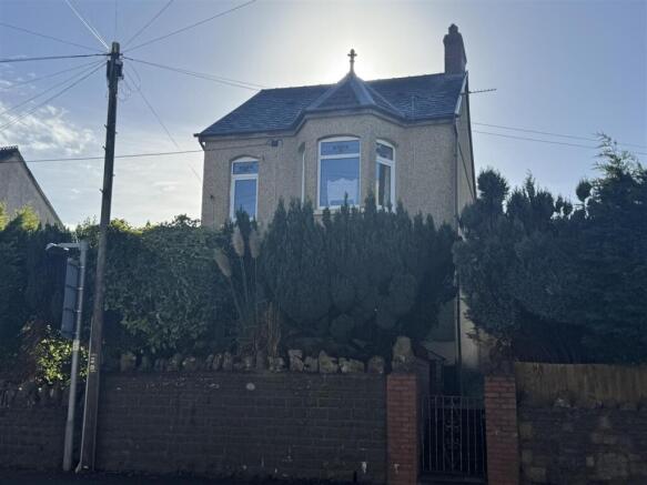 3-bed detached on Cwmamman Road, Glanamman, Ammanford, £220,000