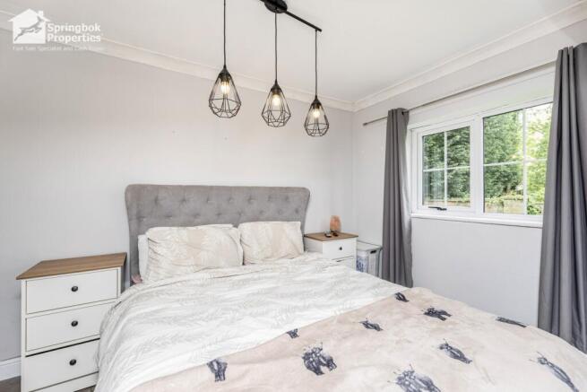5 bed Detached for sale Image 10
