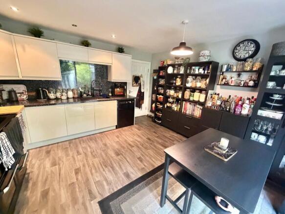 4 bed Semi-Detached for sale Image 5