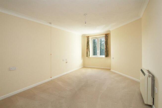 39BC - Bedroom one 1.jpg