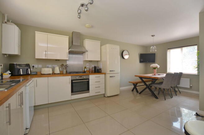 A Modern Detached Family Home on Riverview Way in King's Lynn photo 4
