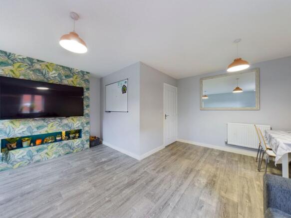 LOUNGE / DINING ROOM