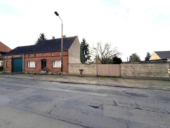 Frontansicht mit zusätlicher Toreinfahrt