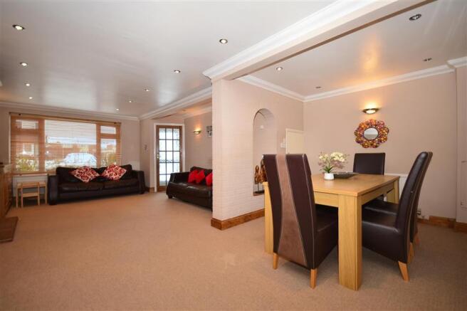Lounge & Dining Area